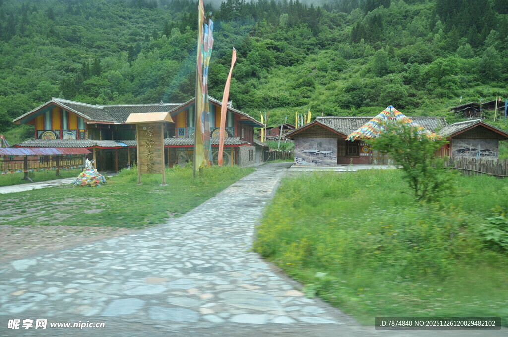 山间木屋旁的石板小径