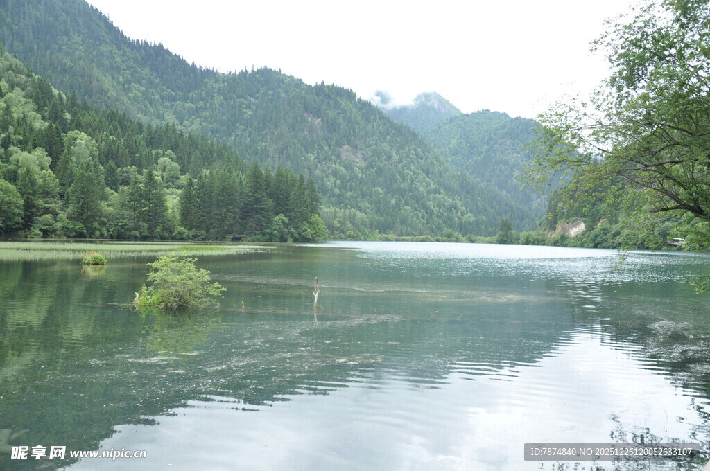 宁静山水湖景风光图