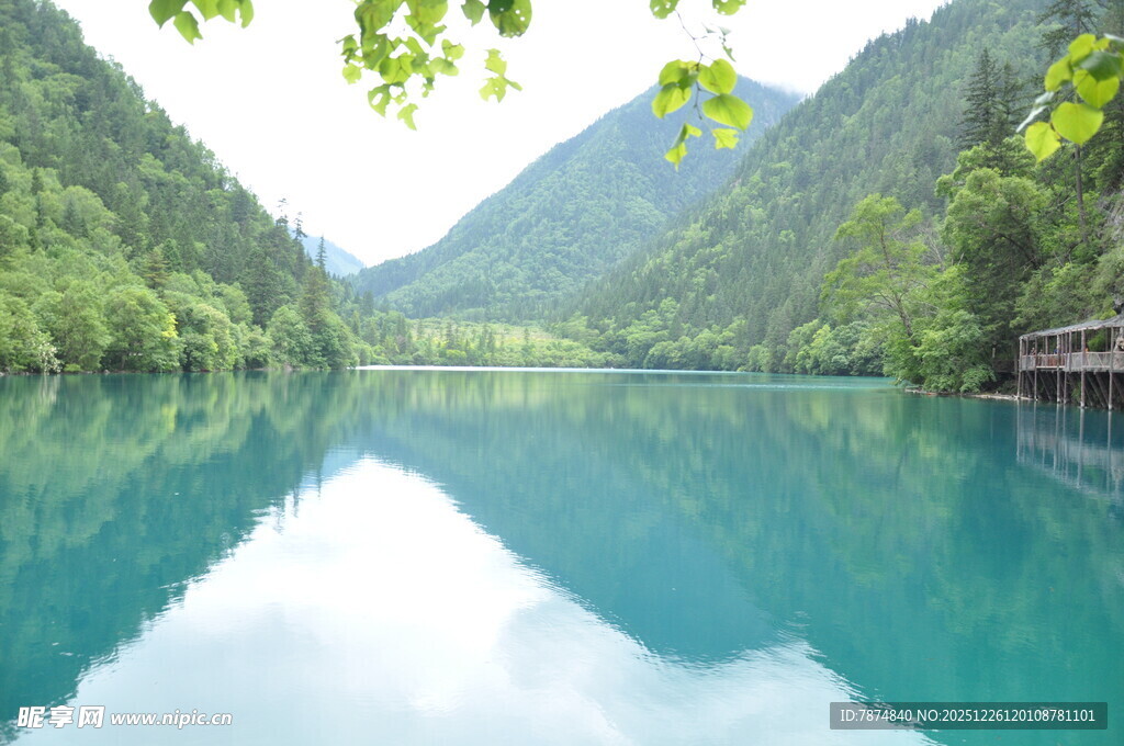 青山碧水间的静谧湖泊