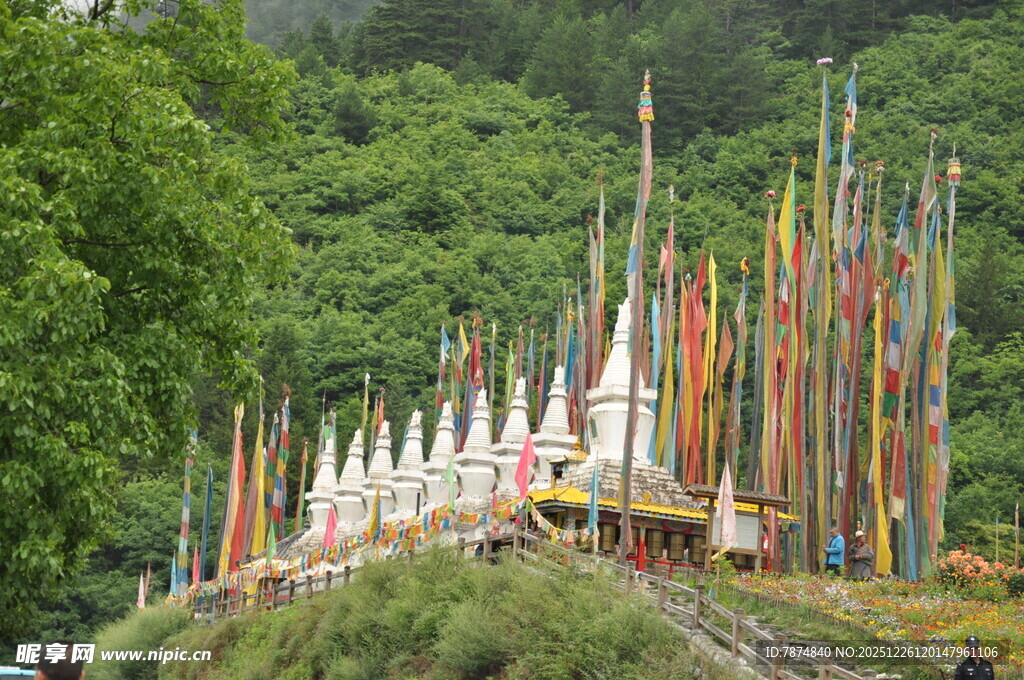 山间五彩经幡林立