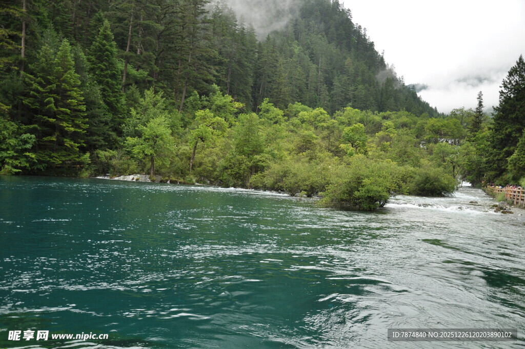 青山绿水间的澄澈河流