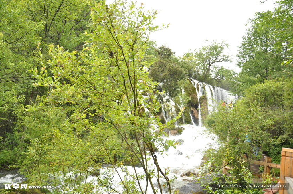 山林间的瀑布景观