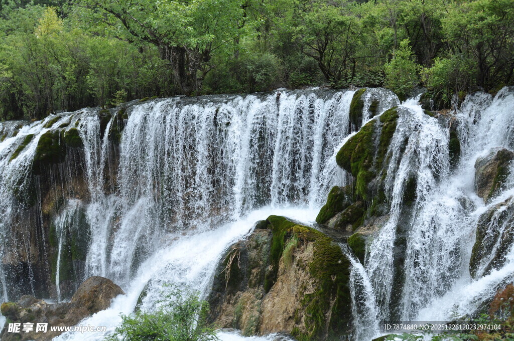 山间壮丽瀑布景观