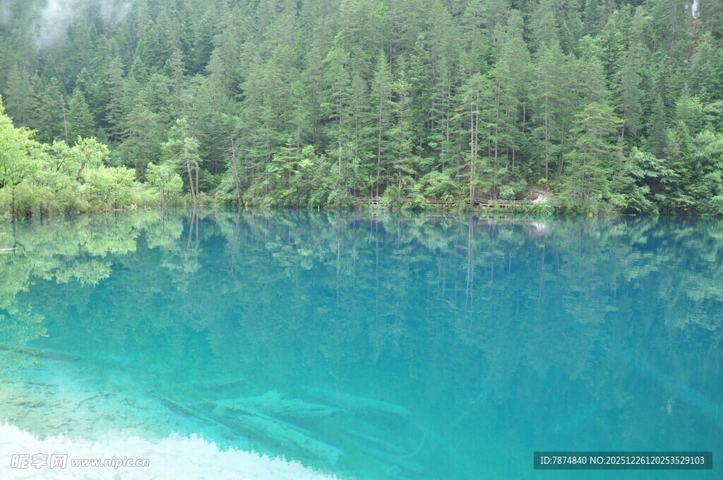 清澈蓝湖映山林美景