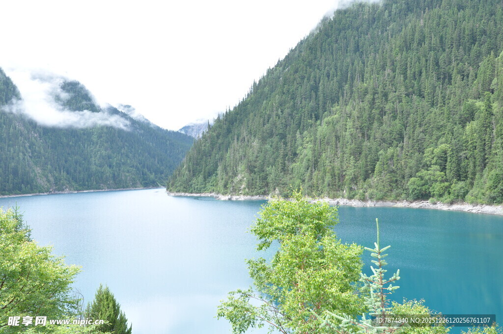 青山环抱的澄澈湖泊