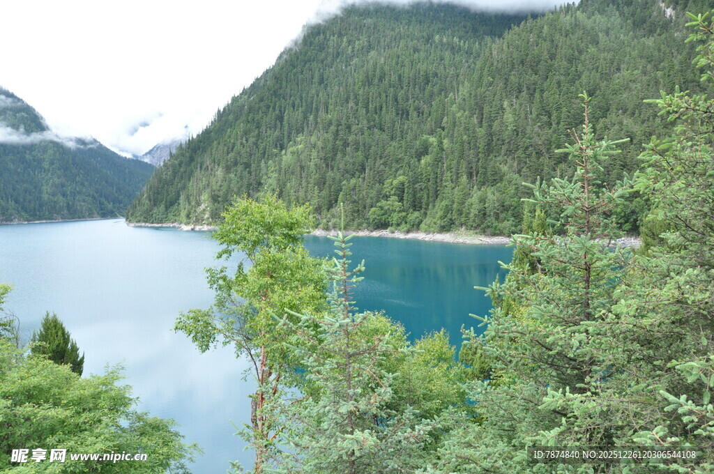 青山环抱的静谧蓝湖