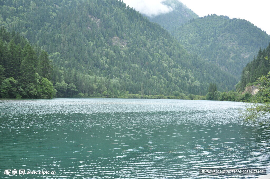 青山绿水间的静谧湖泊