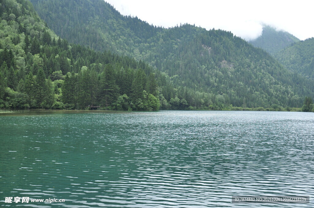 青山环绕的碧绿湖水