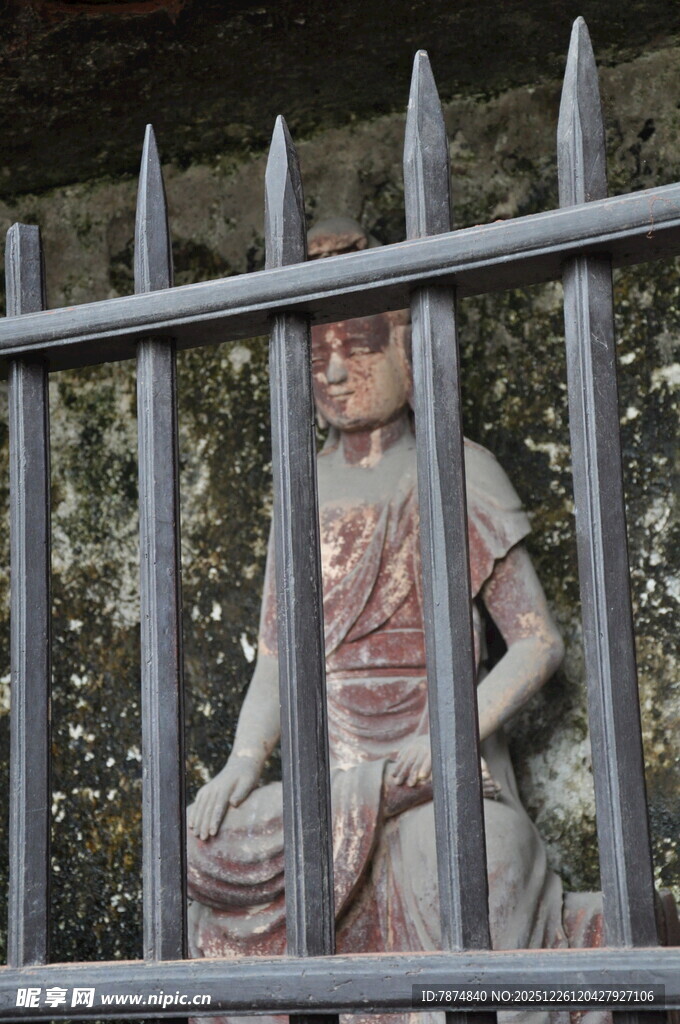 铁栏后的古老雕像