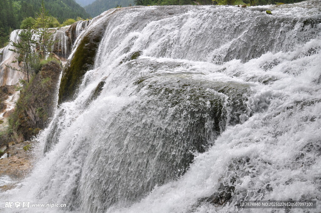 壮观瀑布水流倾泻而下