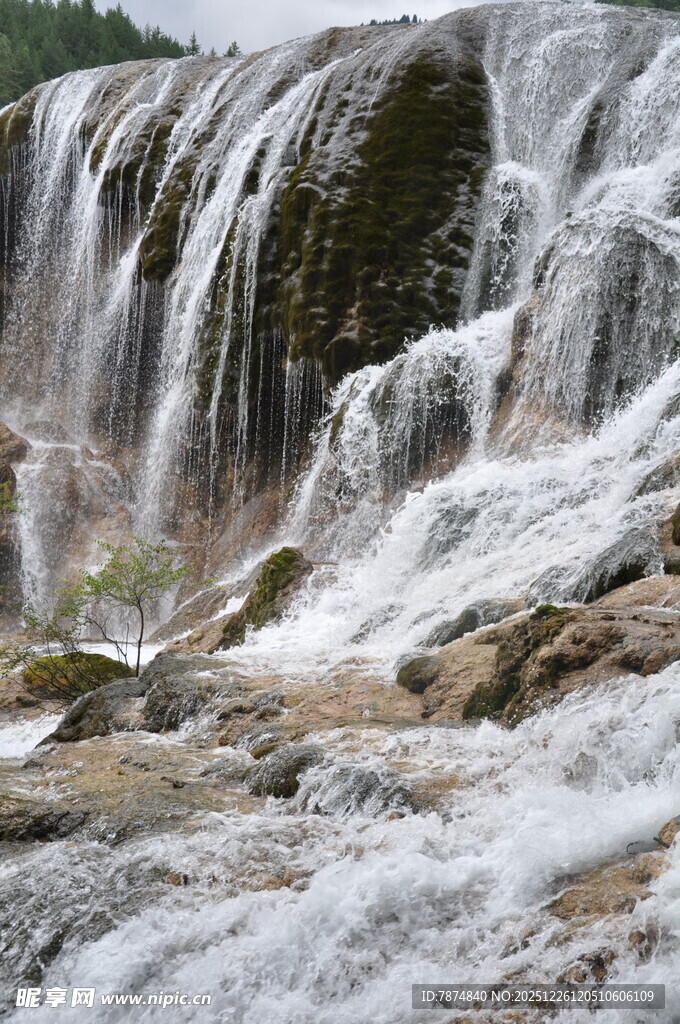 壮观瀑布水流倾泻而下