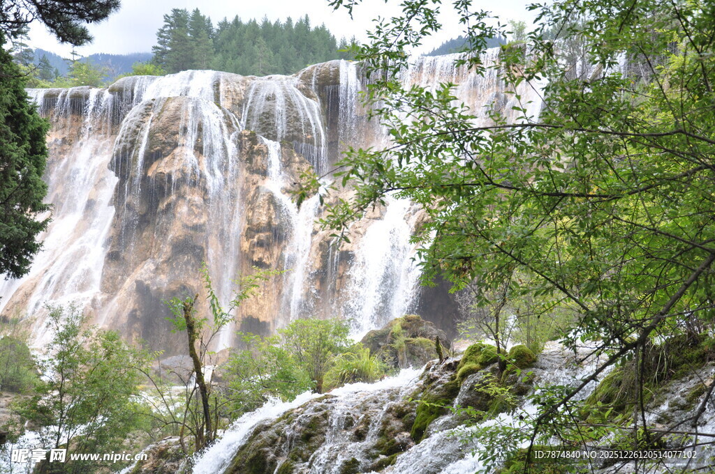 壮观山林瀑布景观