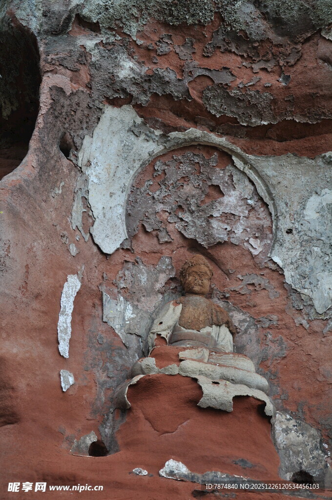 古老岩壁上的神秘雕刻