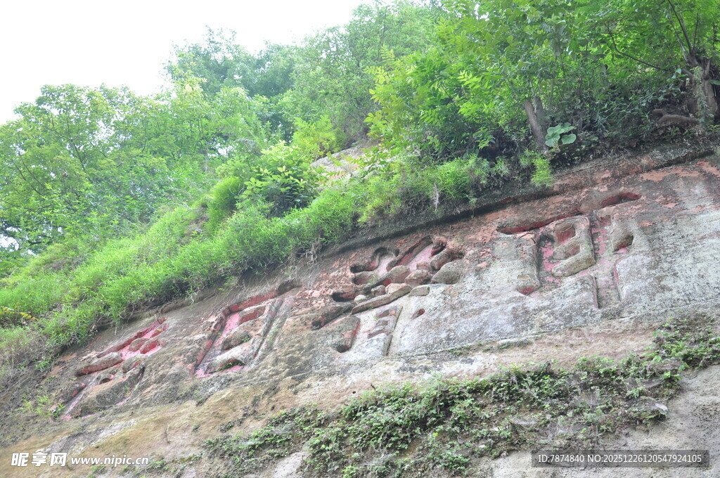 石壁上的红色醒目刻字