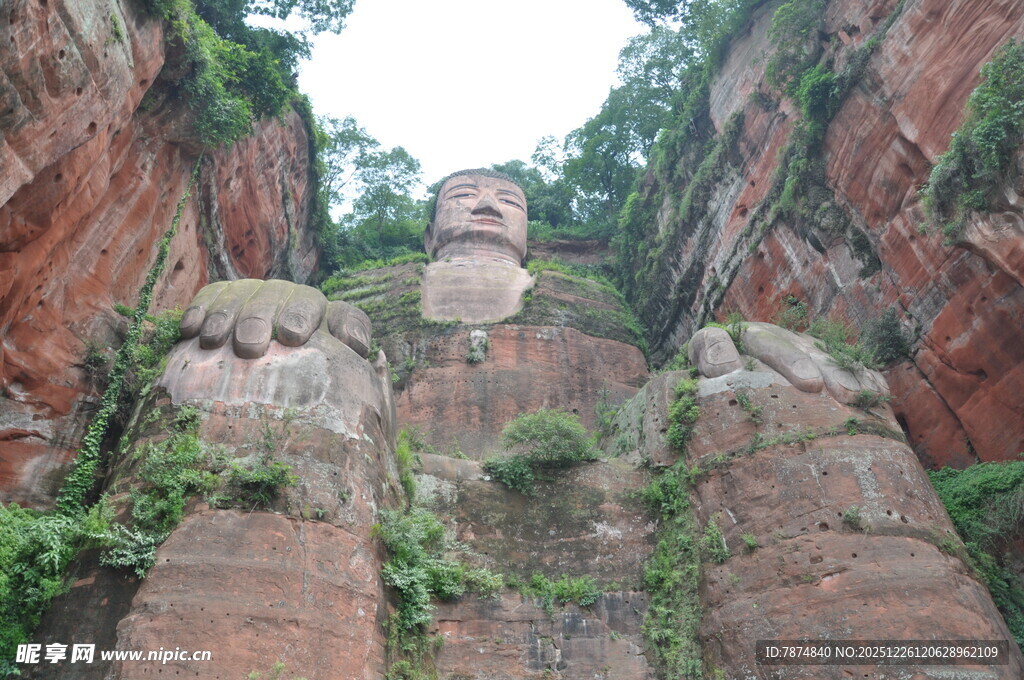 壮观岩壁上的神秘石像