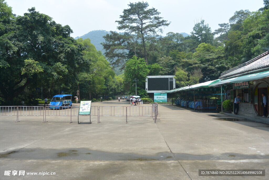 户外空旷的篮球活动场地