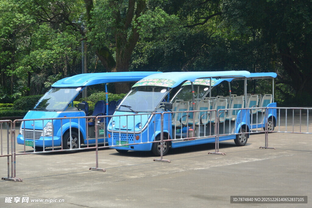 景区蓝色观光游览车