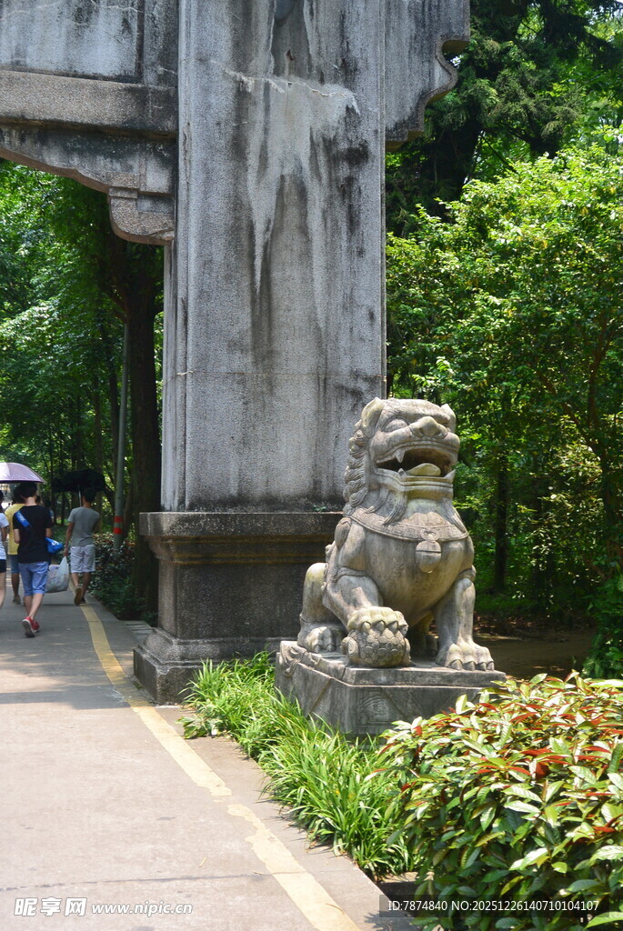 石狮子守护古老园林入口