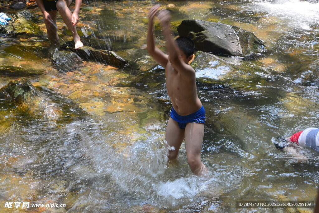 小孩在溪流中玩水嬉戏