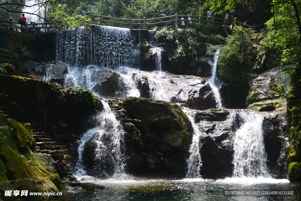 山间秀丽瀑布景观