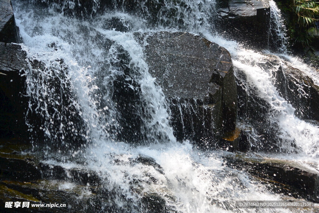 山间小瀑布水流潺潺