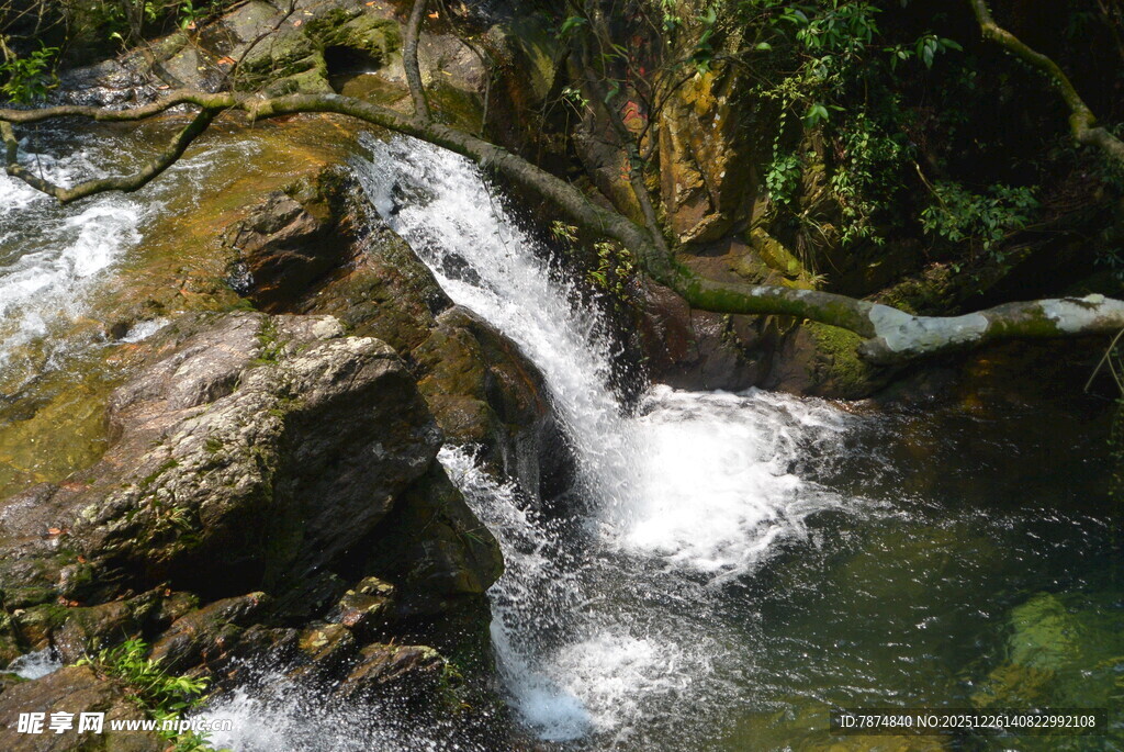 山间溪流瀑布自然美景