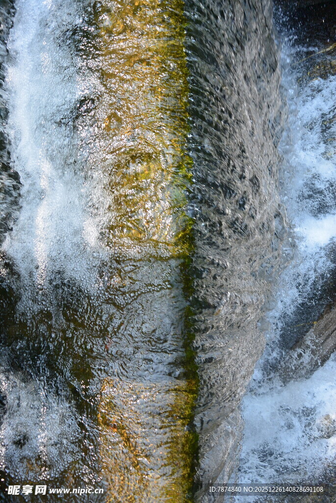 水流冲击下的多彩纹理