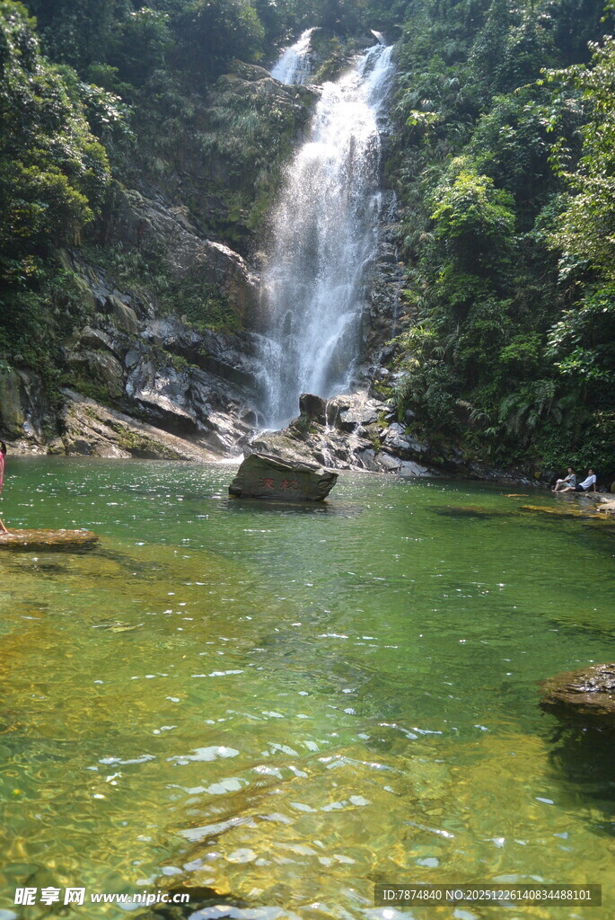 山间飞瀑下的碧绿清潭