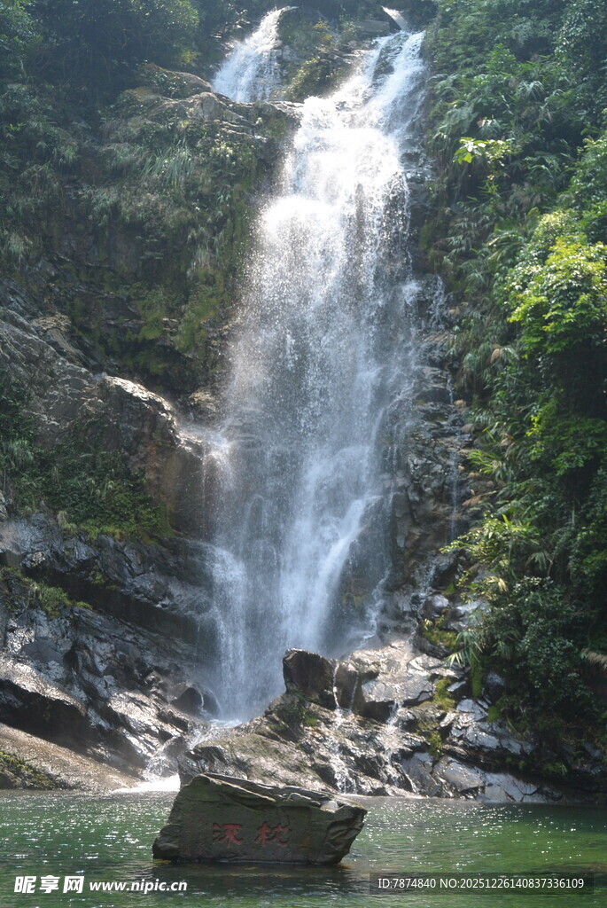 山间瀑布下的静谧潭水