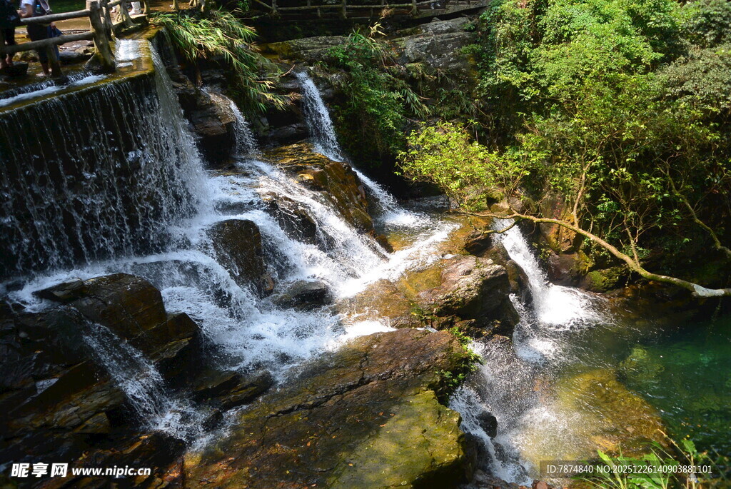 山间秀丽瀑布景观