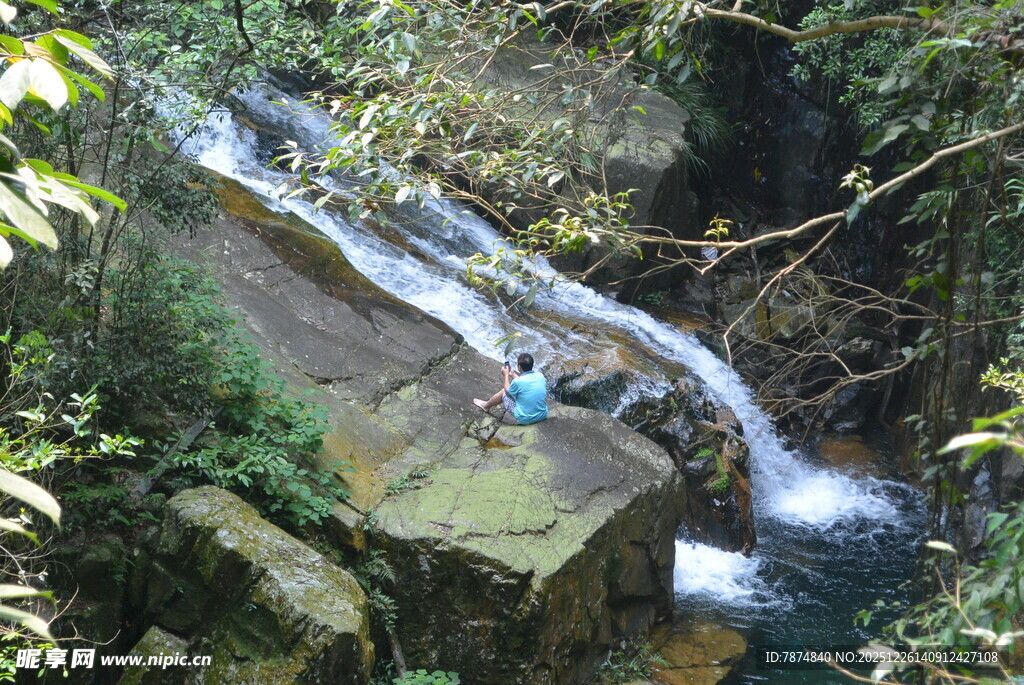 山间溪流中的戏水者