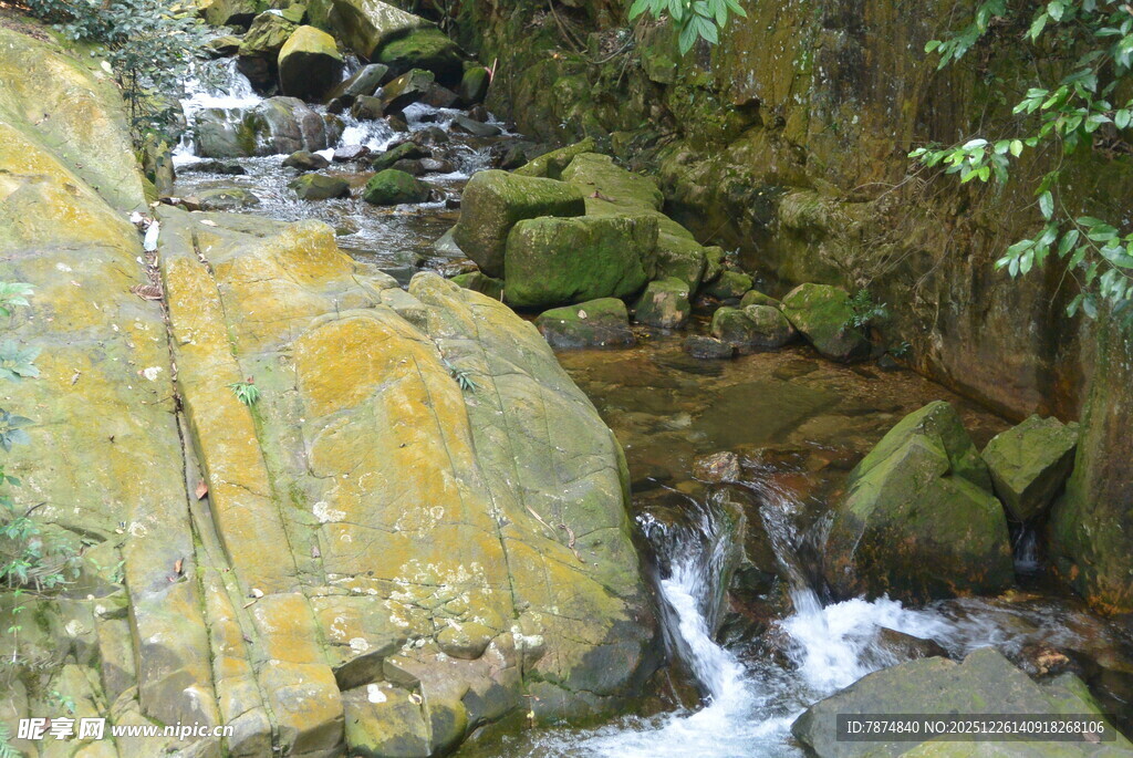 山间溪流穿石而过