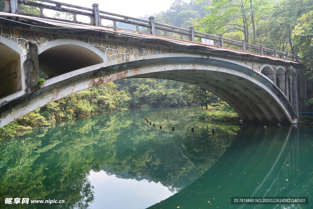 青山绿水间的古朴石拱桥