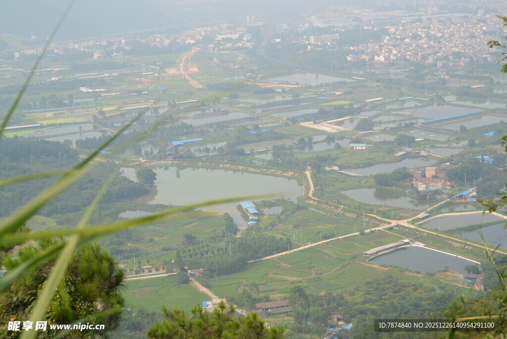 俯瞰城郊田园风光