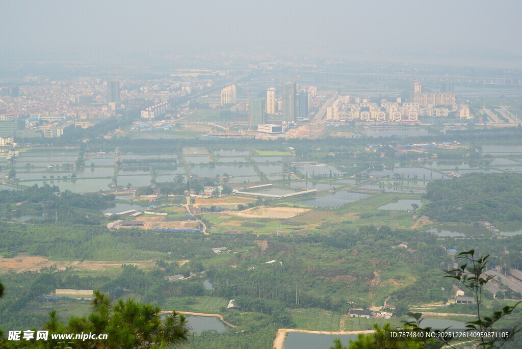 俯瞰城市与绿地景观