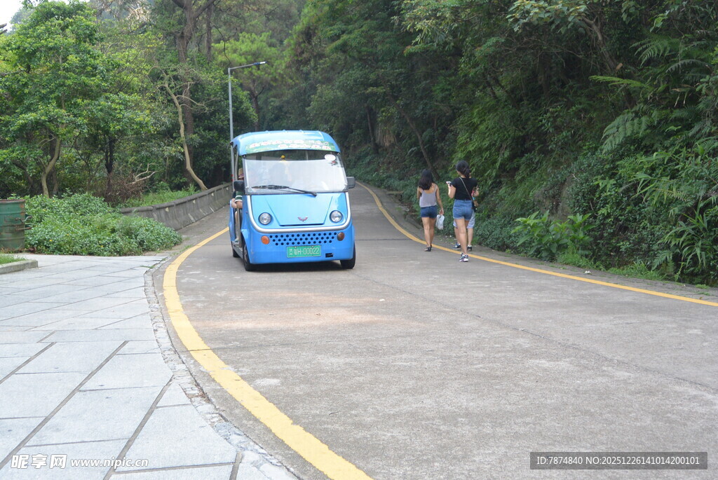 山间公路行驶的蓝色车辆