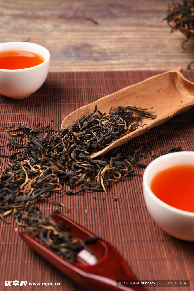 茶汤与散落茶叶