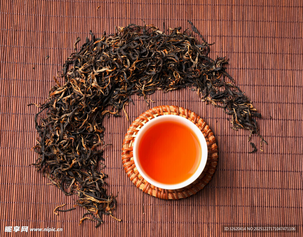 茶汤与散落茶叶