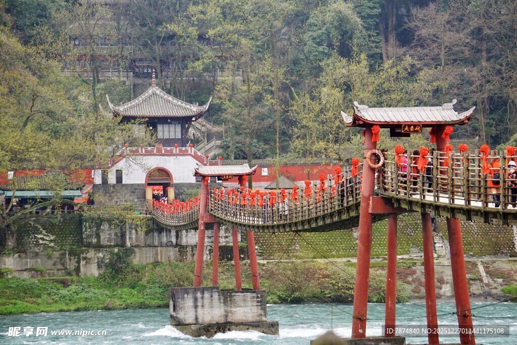 古色古香的水上廊桥景观