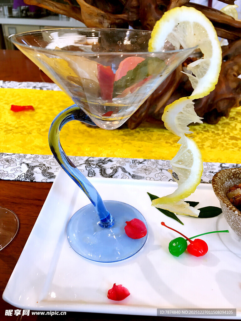 精致鸡尾酒配多彩装饰