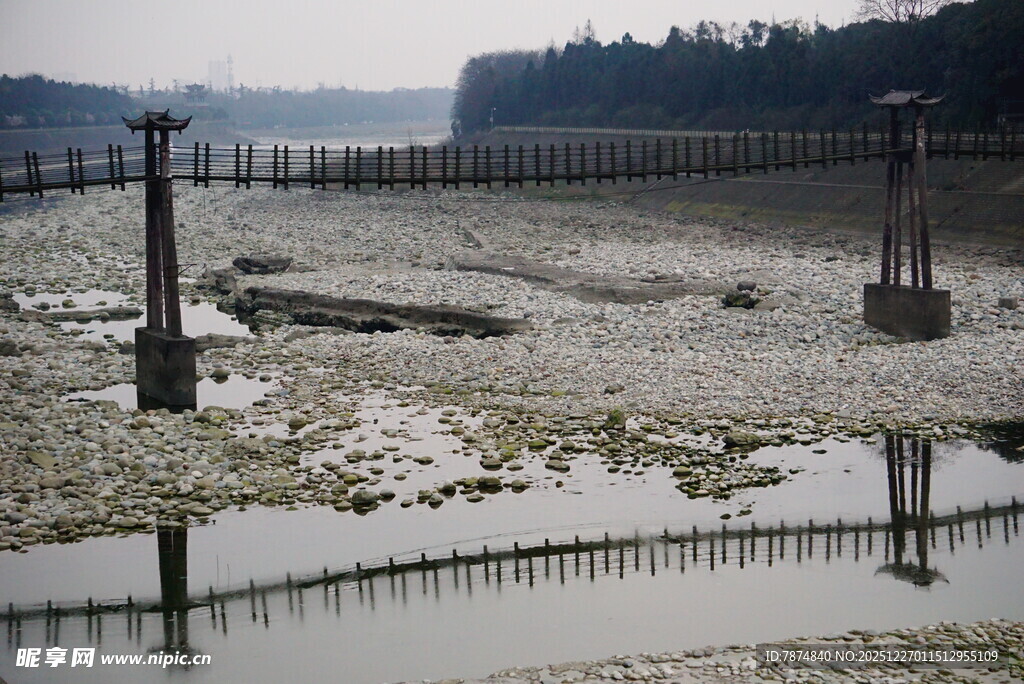 干涸河床上的老旧桥梁