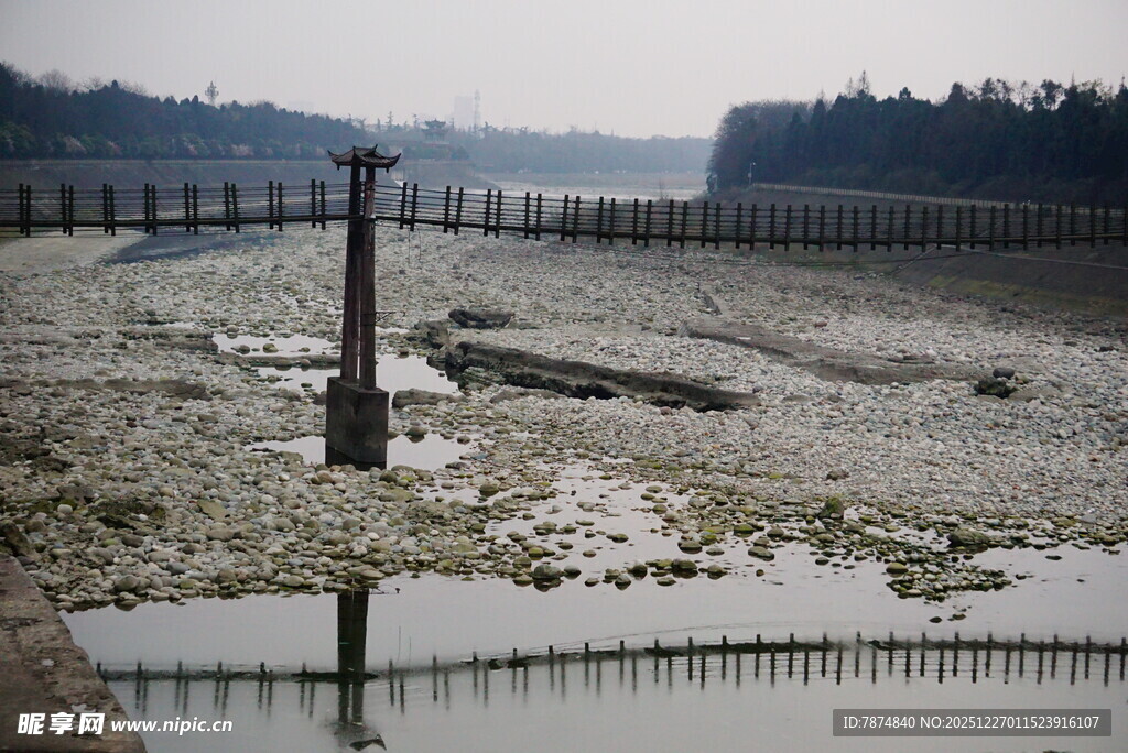 干涸的水域与围栏景观