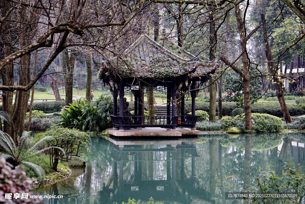 中式园林中的静谧小亭