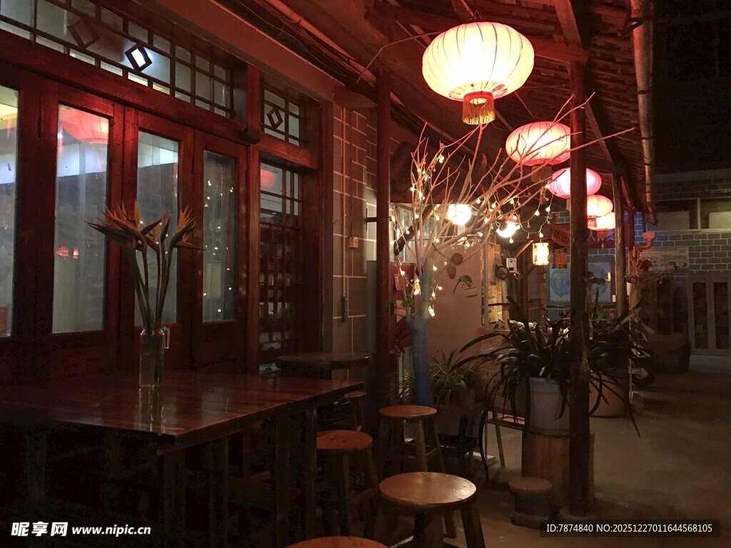 古雅中式酒馆夜景