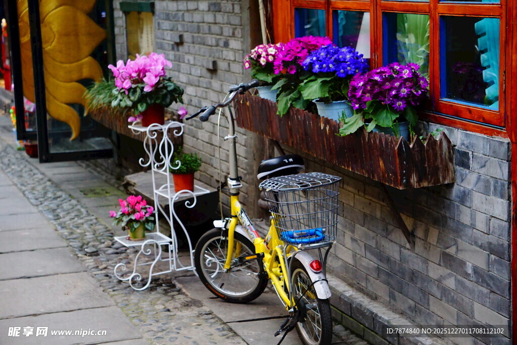 小巷中的浪漫单车花卉景