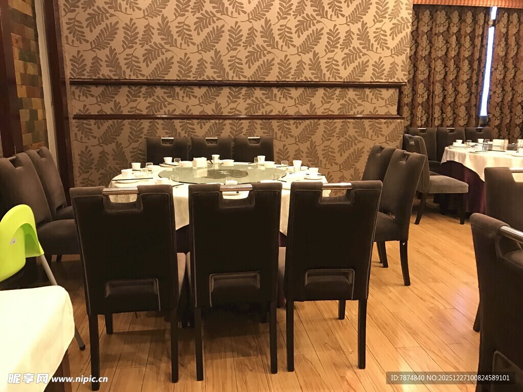 优雅餐厅内的桌椅布置