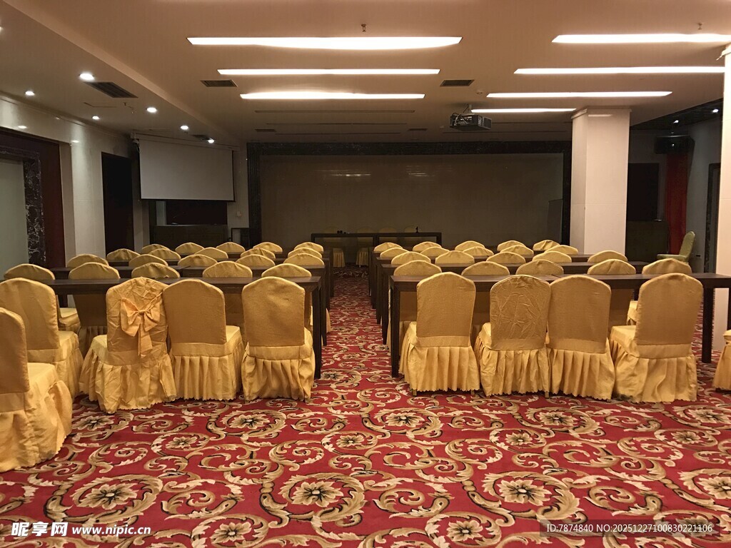 豪华宴会厅内的整齐座椅