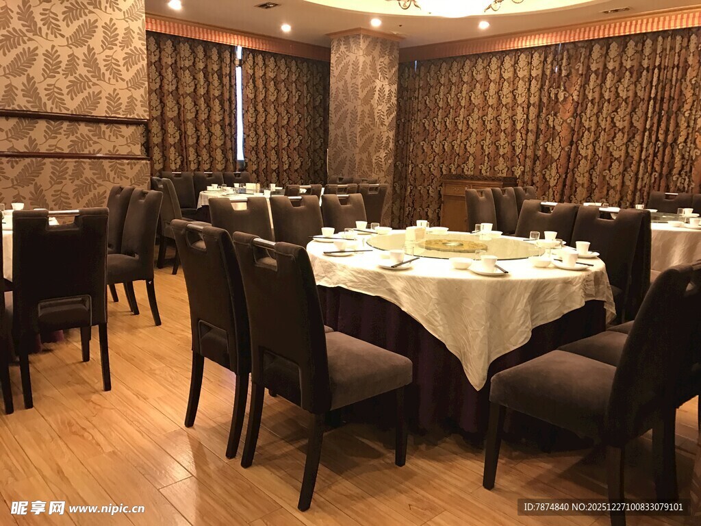 优雅餐厅内的桌椅布置