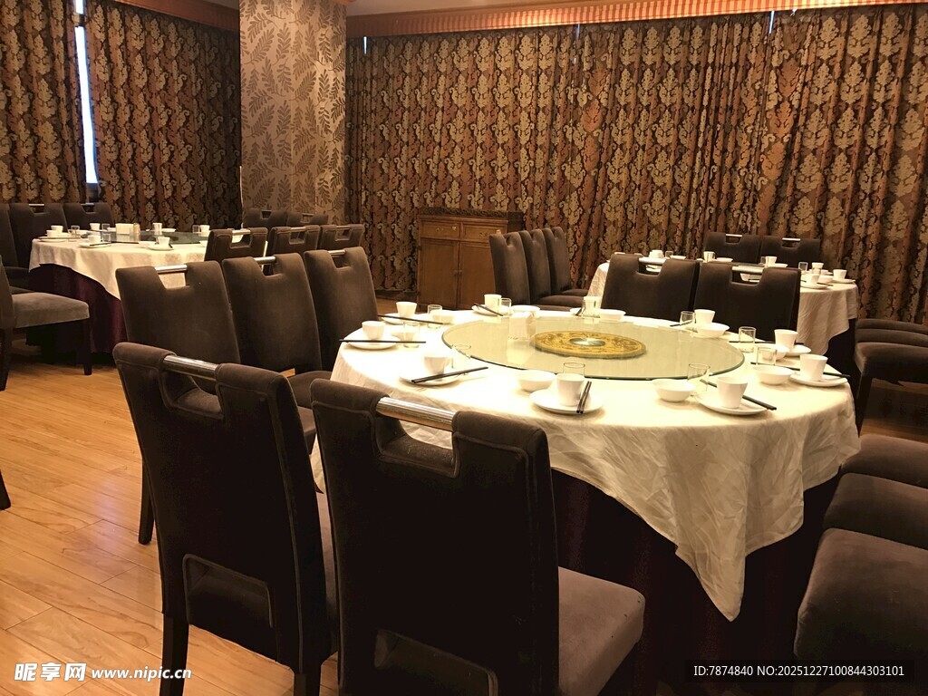 典雅餐厅内的精致餐桌布置