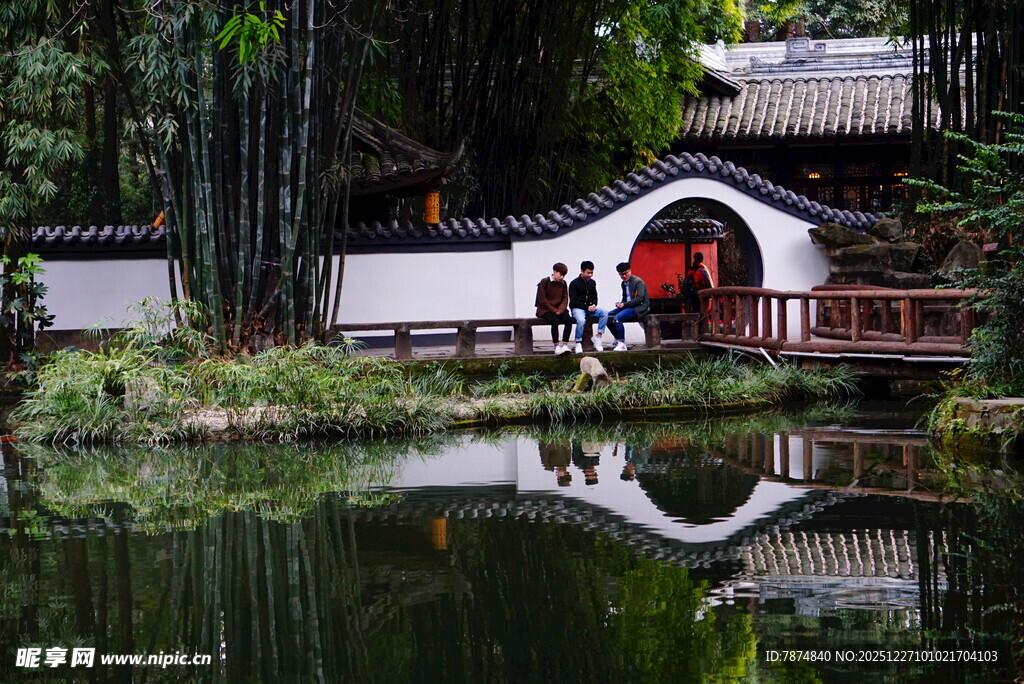 中式园林湖畔景致
